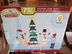 Gemmy Airblown Inflatable animate snow family with Christmas tree